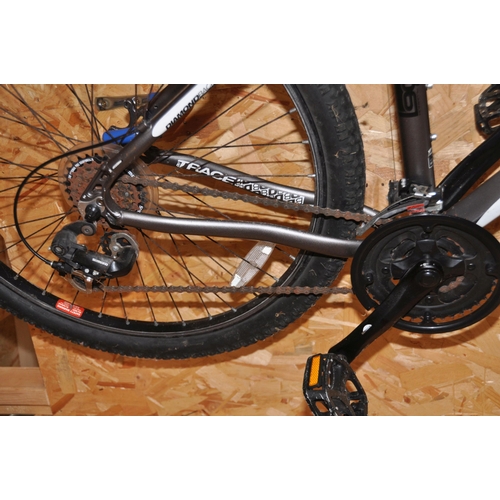 1017 - A DIAMONDBACK TRACE MOUNTAIN BIKE with front suspension, 18 speed Shimano lever shift gears, 18in fr... 