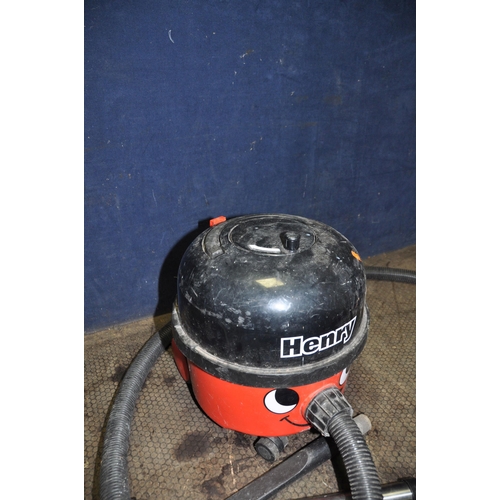 1072 - A NUMATIC 'HENRY' HVR 200-22 VACUUM CLEANER (PAT pass and working)