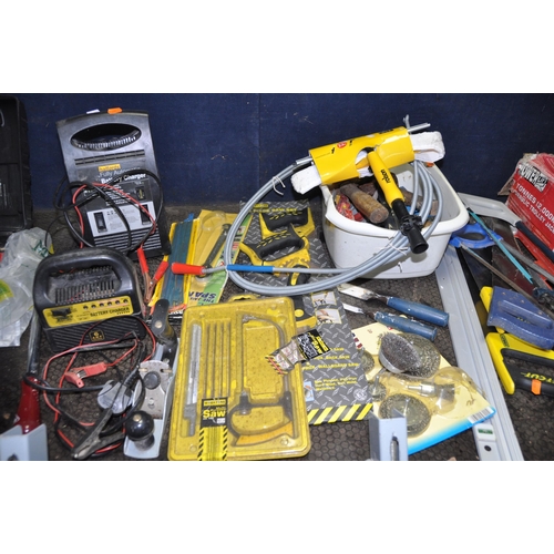 1075 - A COLLECTION OF AUTOMOTIVE AND HAND TOOLS including a Williams Superslim Socket set, a Power lift tr... 