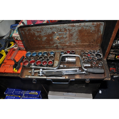 1075 - A COLLECTION OF AUTOMOTIVE AND HAND TOOLS including a Williams Superslim Socket set, a Power lift tr... 