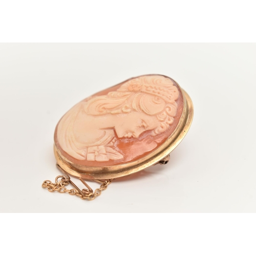 77 - A 9CT GOLD CAMEO BROOCH PENDANT, a shell cameo depicting a lady, set in a yellow gold collet setting... 