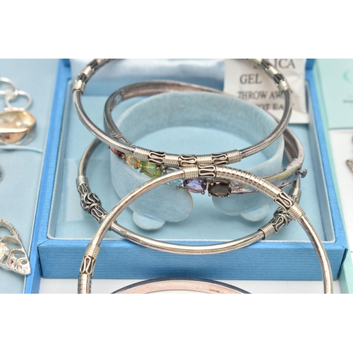 140 - A SELECTION OF BRACELETS, to include a silver seashell charm bracelet, fitted with a toggle clasp, h... 