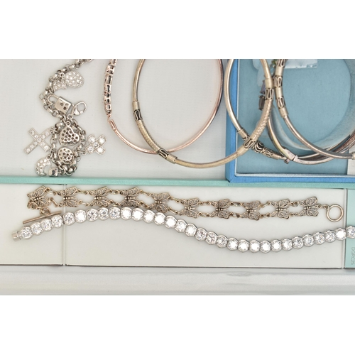 140 - A SELECTION OF BRACELETS, to include a silver seashell charm bracelet, fitted with a toggle clasp, h... 