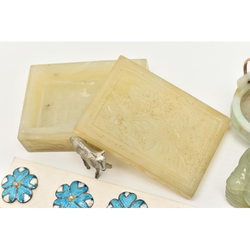 146 - AN ASSORTMENT OF ITEMS, to include a green hardstone rectangular box, possibly nephrite, a small cra... 