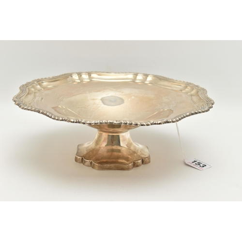 153 - AN EARLY 20TH CENTURY SILVER RAISED DISH, wavy form with gadrooned rim, raised on a wavy base, hallm... 