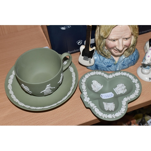 316 - A GROUP OF COLLECTABLE CERAMICS comprising a pair of boxed Royal Doulton Limited Edition character j... 