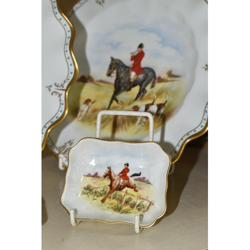 356 - FIVE HUNTING SCENE CABINET PLATES AND A SIMILAR TRINKET DISH, printed and tinted with horses, hounds... 