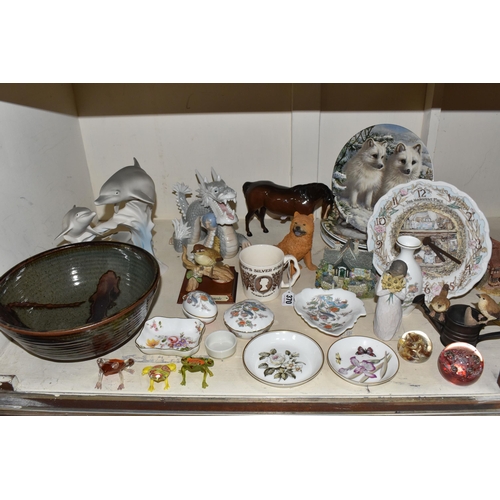 370 - A GROUP OF CERAMICS AND GLASS WARE, to include a Royal Doulton Brambly Hedge 'The Harvest Mice' wall... 