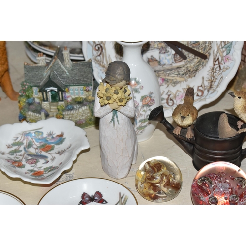 370 - A GROUP OF CERAMICS AND GLASS WARE, to include a Royal Doulton Brambly Hedge 'The Harvest Mice' wall... 