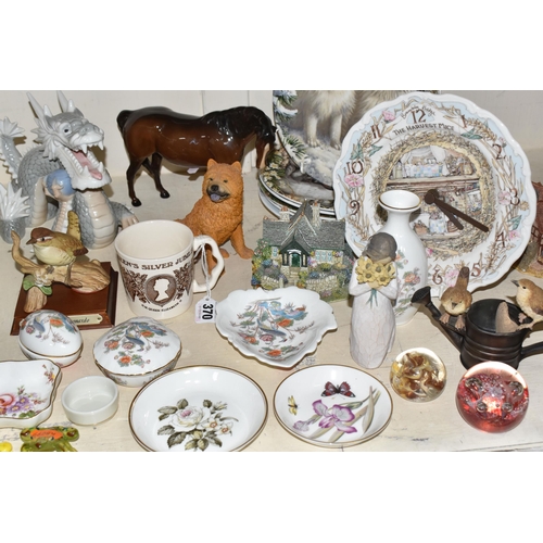 370 - A GROUP OF CERAMICS AND GLASS WARE, to include a Royal Doulton Brambly Hedge 'The Harvest Mice' wall... 