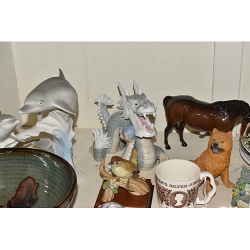 370 - A GROUP OF CERAMICS AND GLASS WARE, to include a Royal Doulton Brambly Hedge 'The Harvest Mice' wall... 