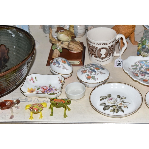 370 - A GROUP OF CERAMICS AND GLASS WARE, to include a Royal Doulton Brambly Hedge 'The Harvest Mice' wall... 