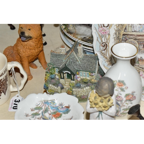 370 - A GROUP OF CERAMICS AND GLASS WARE, to include a Royal Doulton Brambly Hedge 'The Harvest Mice' wall... 