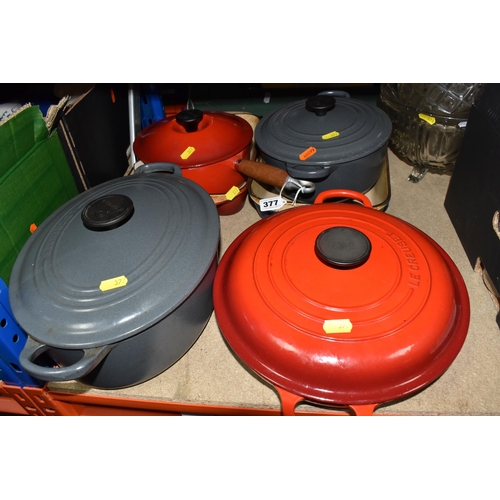 377 - A GROUP OF SIX LE CREUSET KITCHEN ITEMS comprising two 30cm oven trays in blue and red enamel, a red... 