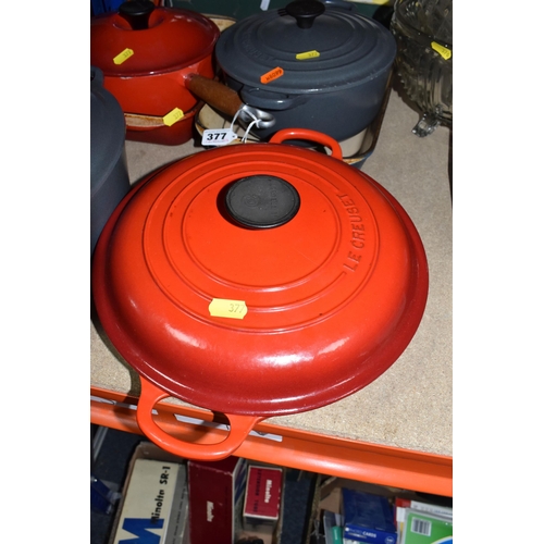 377 - A GROUP OF SIX LE CREUSET KITCHEN ITEMS comprising two 30cm oven trays in blue and red enamel, a red... 