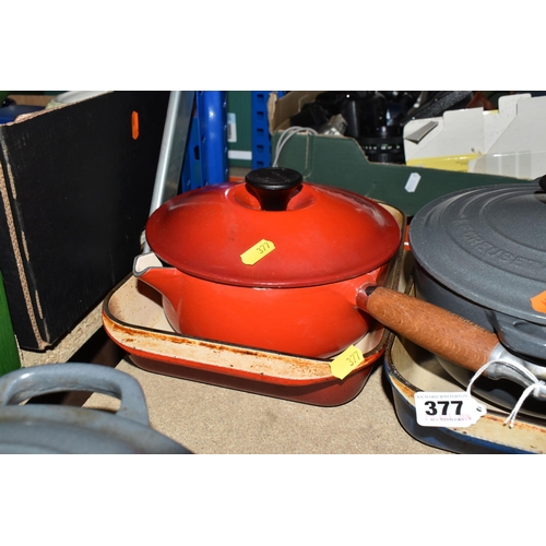 377 - A GROUP OF SIX LE CREUSET KITCHEN ITEMS comprising two 30cm oven trays in blue and red enamel, a red... 