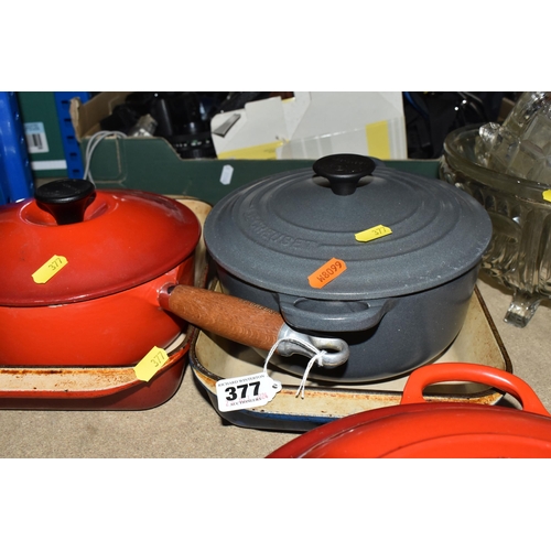 377 - A GROUP OF SIX LE CREUSET KITCHEN ITEMS comprising two 30cm oven trays in blue and red enamel, a red... 