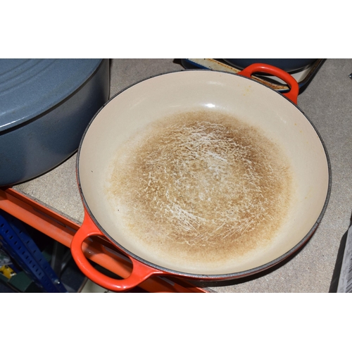 377 - A GROUP OF SIX LE CREUSET KITCHEN ITEMS comprising two 30cm oven trays in blue and red enamel, a red... 