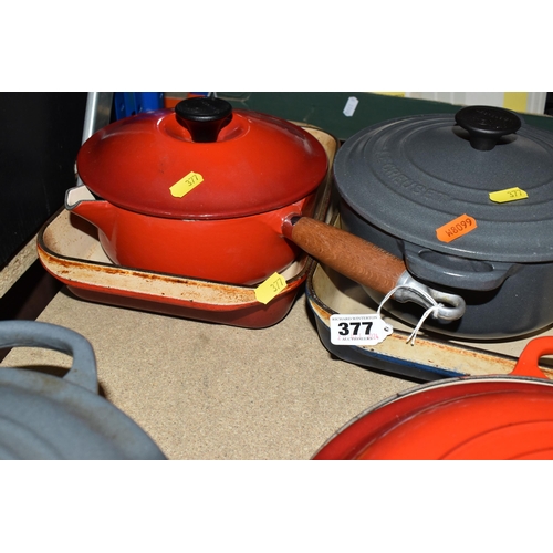 377 - A GROUP OF SIX LE CREUSET KITCHEN ITEMS comprising two 30cm oven trays in blue and red enamel, a red... 