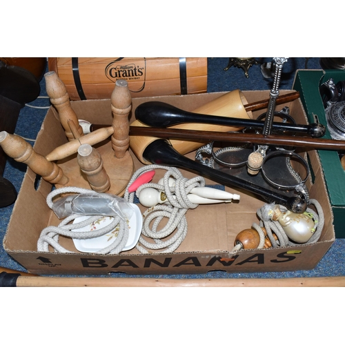 385 - TWO BOXES AND LOOSE MISCELLANEOUS ITEMS to include two vintage skipping ropes, a pair of vintage jug... 