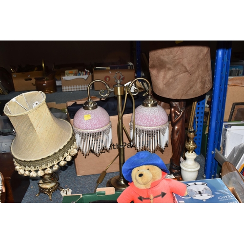 385 - TWO BOXES AND LOOSE MISCELLANEOUS ITEMS to include two vintage skipping ropes, a pair of vintage jug... 