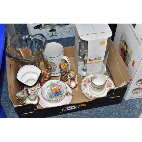 410 - A BOX AND LOOSE BOXED KITCHEN APPLIANCES, A MICROWAVE, AND MISCELLANEOUS ITEMS to include a loose Pa... 