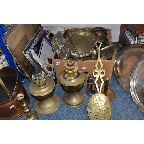 418 - ONE BOX AND LOOSE METAL WARE to include a 1948 silver salt and pepper shaker, two brass oil lamps, a... 