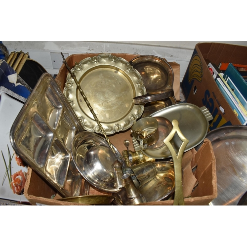 418 - ONE BOX AND LOOSE METAL WARE to include a 1948 silver salt and pepper shaker, two brass oil lamps, a... 