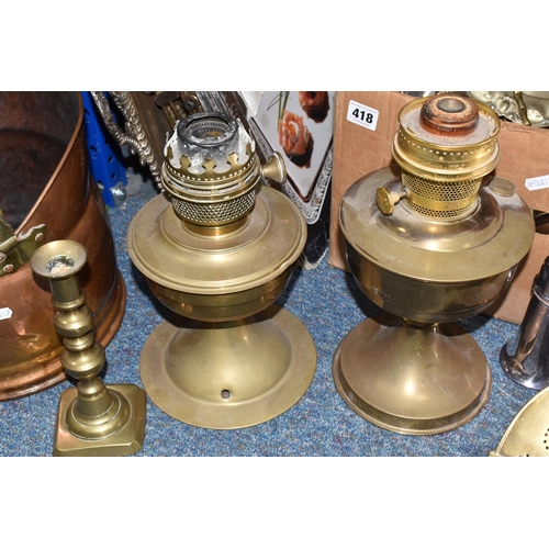 418 - ONE BOX AND LOOSE METAL WARE to include a 1948 silver salt and pepper shaker, two brass oil lamps, a... 