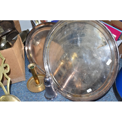 418 - ONE BOX AND LOOSE METAL WARE to include a 1948 silver salt and pepper shaker, two brass oil lamps, a... 