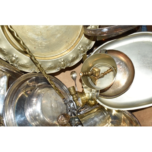 418 - ONE BOX AND LOOSE METAL WARE to include a 1948 silver salt and pepper shaker, two brass oil lamps, a... 