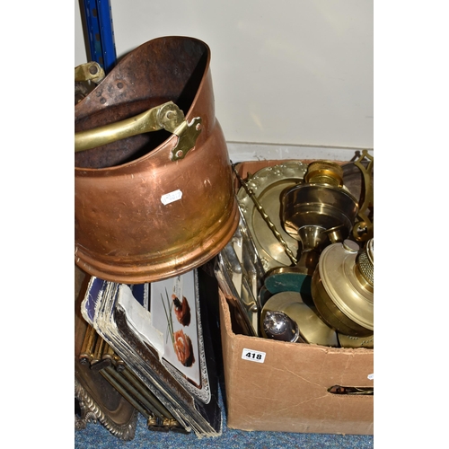 418 - ONE BOX AND LOOSE METAL WARE to include a 1948 silver salt and pepper shaker, two brass oil lamps, a... 