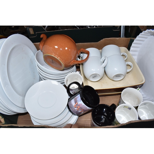 421 - FOUR BOXES AND LOOSE KITCHEN WARE to include a set of three Anolon saucepans, three Berkendorf tempe... 