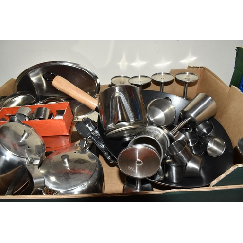 421 - FOUR BOXES AND LOOSE KITCHEN WARE to include a set of three Anolon saucepans, three Berkendorf tempe... 