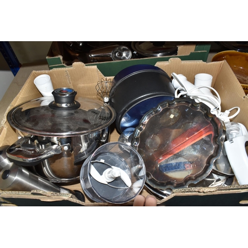 421 - FOUR BOXES AND LOOSE KITCHEN WARE to include a set of three Anolon saucepans, three Berkendorf tempe... 