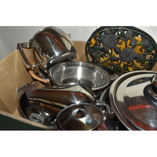 421 - FOUR BOXES AND LOOSE KITCHEN WARE to include a set of three Anolon saucepans, three Berkendorf tempe... 