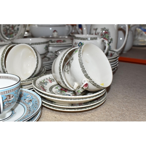 453 - A GROUP OF VARIOUS TEA AND DINNER WARES to include two Wedgwood Florentine trios, three Wedgwood Kut... 