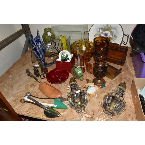 462 - A COLLECTION OF DECORATIVE GLASS ITEMS, to include, two vintage crystal wall sconces, brass detail, ... 