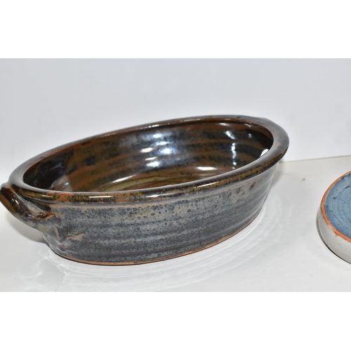 474 - A GROUP OF STUDIO POTTERY BY DAVID (1911-2005) AND JEREMY LEACH (B 1945), comprising two pieces by D... 