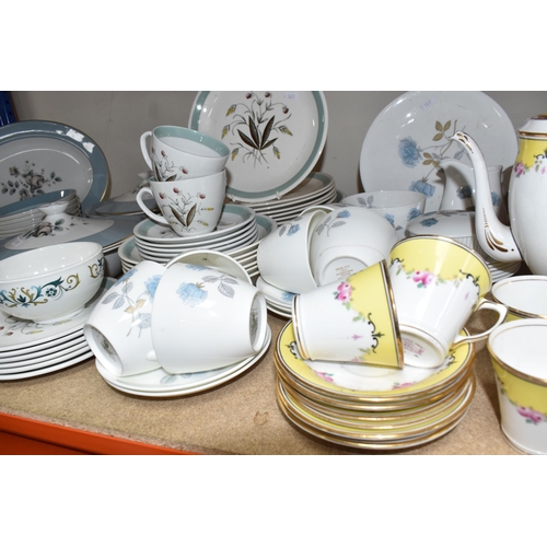 488 - A COLLECTION OF DINNERWARE, to include Royal Doulton 'Rose Elegans' T.C 1010 dinnerware comprising t... 