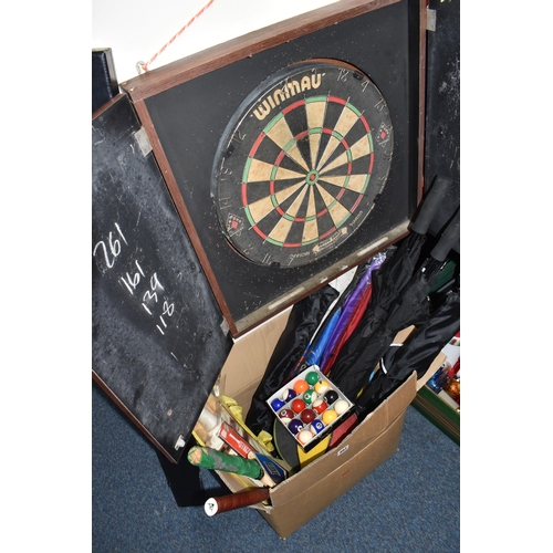 493 - ONE BOX AND LOOSE SPORTS ITEMS AND SUNDRIES, to include a dartboard enclosed in a cabinet with chalk... 