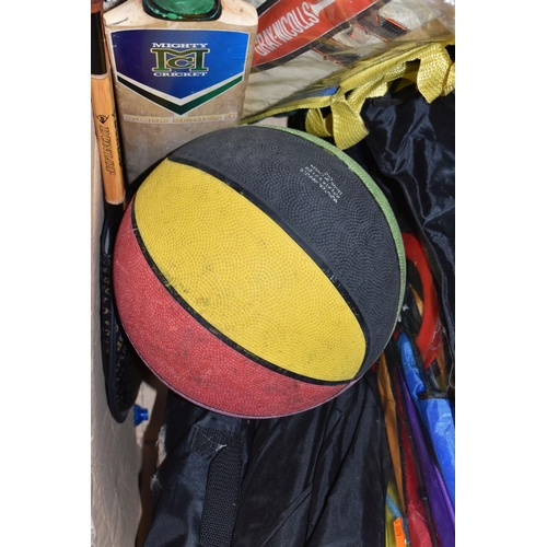 493 - ONE BOX AND LOOSE SPORTS ITEMS AND SUNDRIES, to include a dartboard enclosed in a cabinet with chalk... 