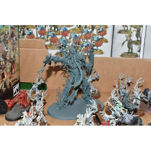 523 - WARHAMMER 40000 GAMING ACCESSORIES, to include boxed Serphon and Sylvaneth kits, kits appear to be u... 