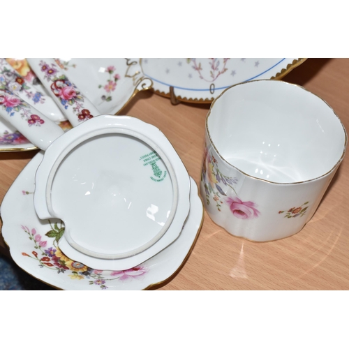 320 - A GROUP OF ROYAL CROWN DERBY CERAMICS to include a 'Royal Pinxton Roses' plate, a 'Pinxton Roses' pl... 