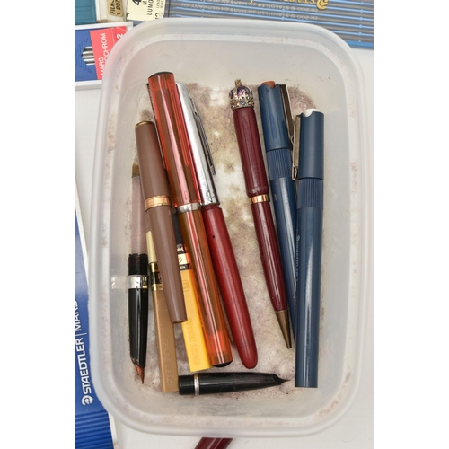 213 - A BOX OF VARIOUS FOUNTAIN PENS, PROPELLING PENCILS AND PENCIL LEADS, to include various cased 'Staed... 