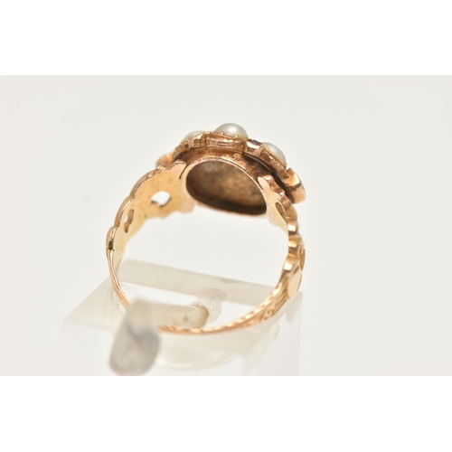 32 - AN EARLY 20TH CENTURY 15CT GOLD CLUSTER RING, a floral cluster principally set with a light green sq... 