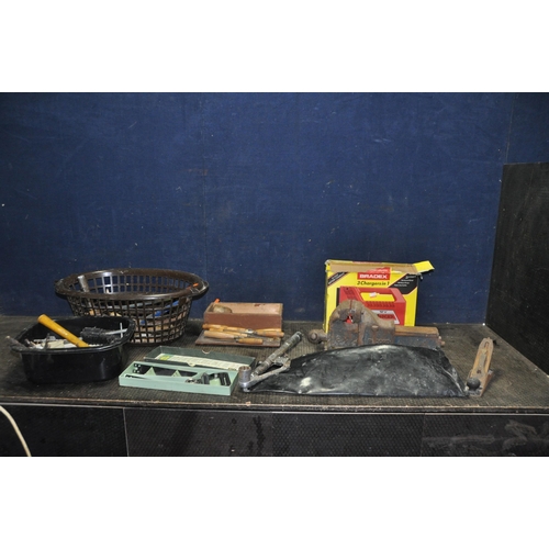 1069 - A RECORD No.84 ENGINEERS VICE AND A QUANTITY OF TOOLS including a King Dick Torque wrench, a Stanley... 