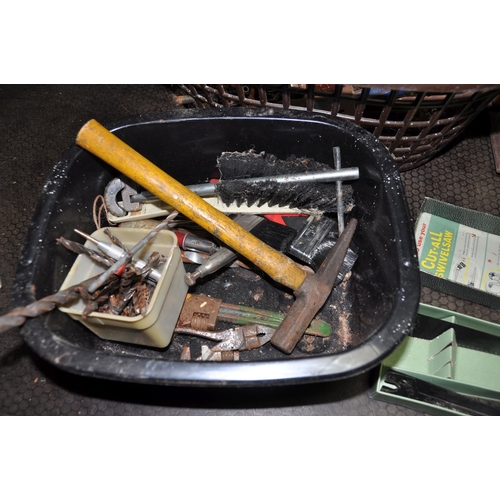 1069 - A RECORD No.84 ENGINEERS VICE AND A QUANTITY OF TOOLS including a King Dick Torque wrench, a Stanley... 