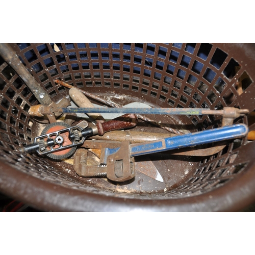 1069 - A RECORD No.84 ENGINEERS VICE AND A QUANTITY OF TOOLS including a King Dick Torque wrench, a Stanley... 