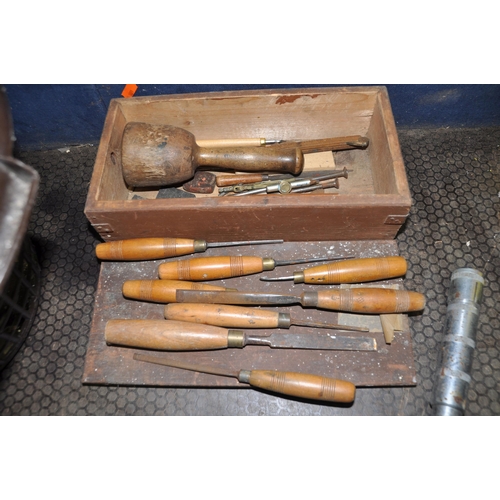 1069 - A RECORD No.84 ENGINEERS VICE AND A QUANTITY OF TOOLS including a King Dick Torque wrench, a Stanley... 